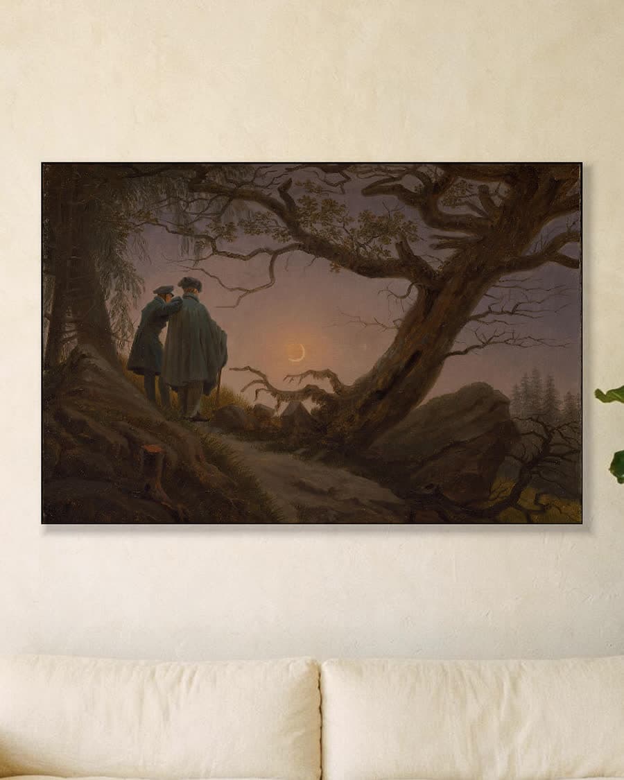 Twee mannen die de maan beschouwen in een aluminium frame aan dezelfde muur