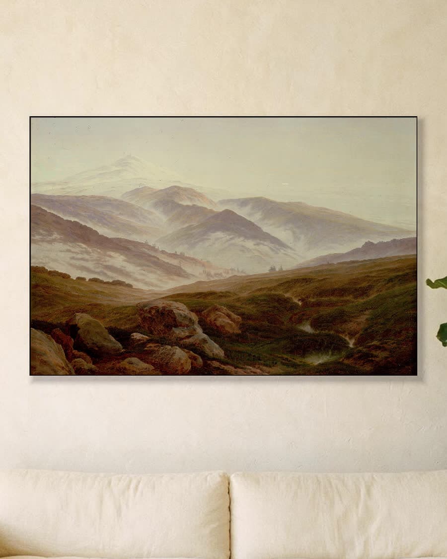 Nevelige Bergvallei in een aluminium frame aan dezelfde muur