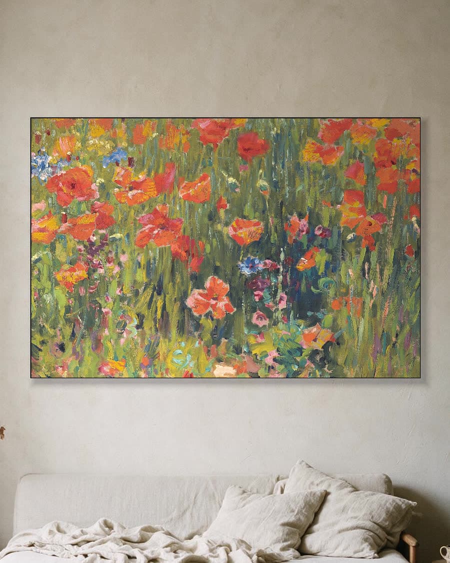 Klaprozen in een aluminium frame aan dezelfde muur