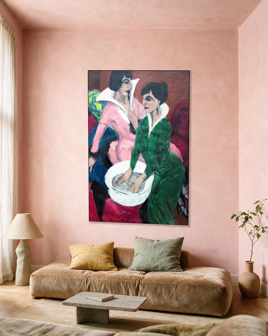 Twee vrouwen bij een wasbak, de zusters in een aluminium frame aan dezelfde muur