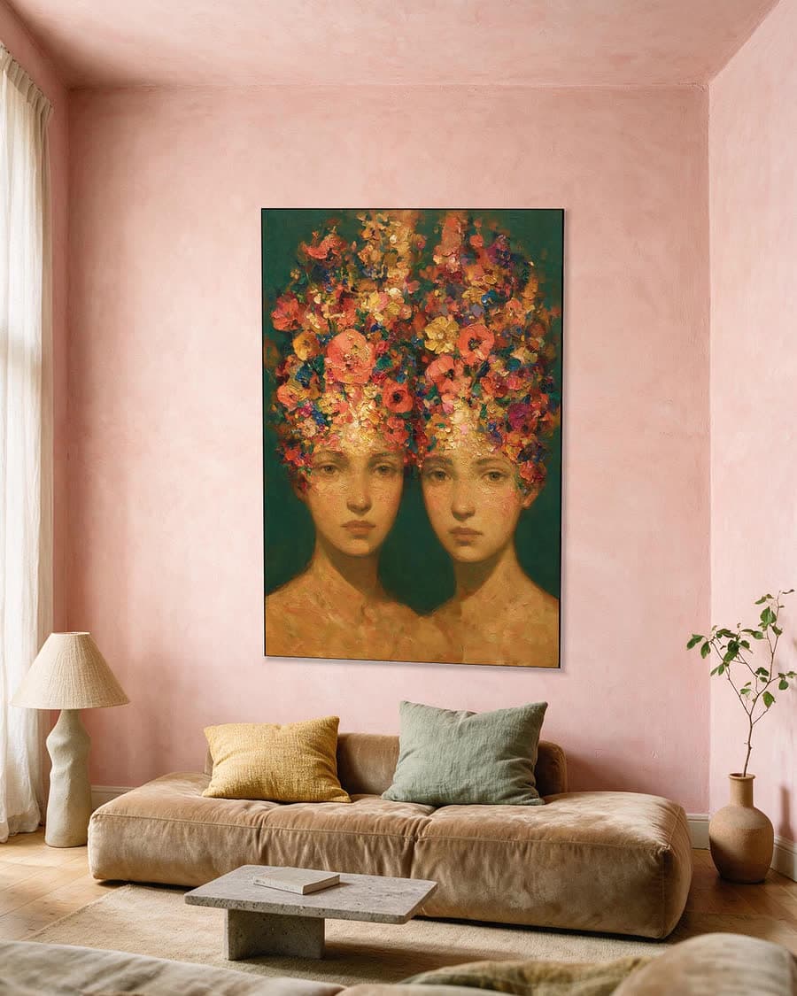 Twee vrouwen met bloemen in een aluminium frame aan dezelfde muur