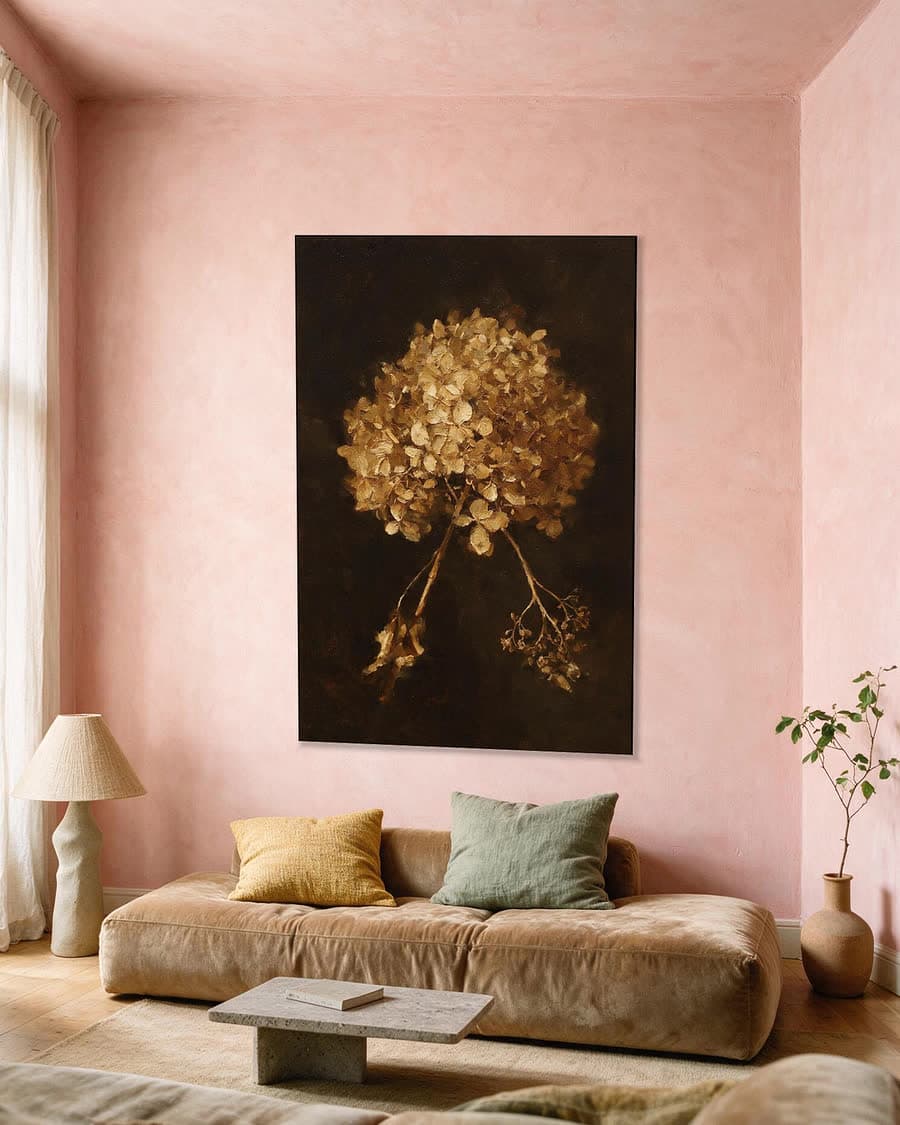 Uitgebloeide hortensia in een aluminium frame aan dezelfde muur
