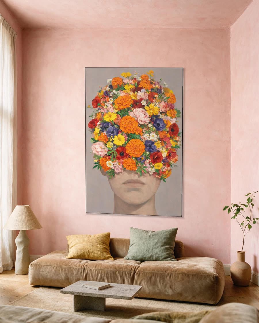 Aangesneden kop in een aluminium frame aan dezelfde muur