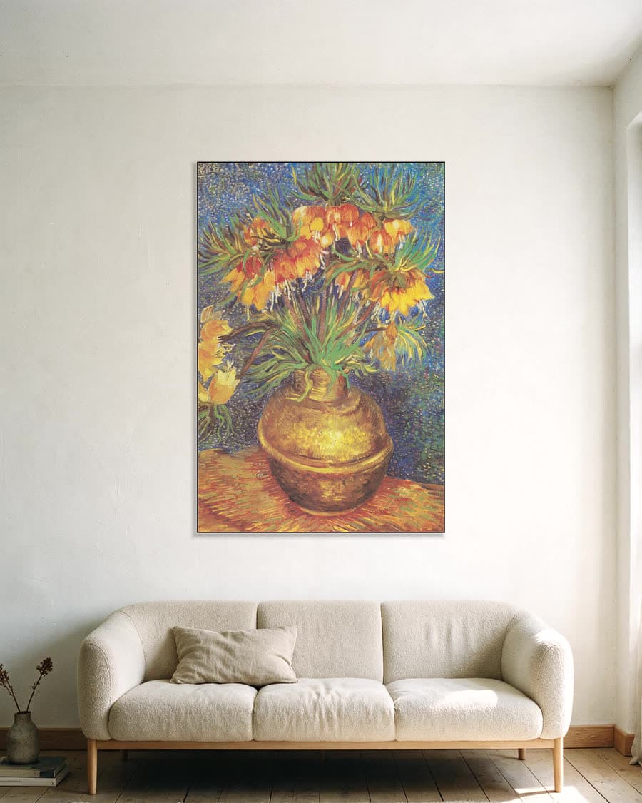 Keizerskronen in een koperen vaas in een aluminium frame aan dezelfde muur