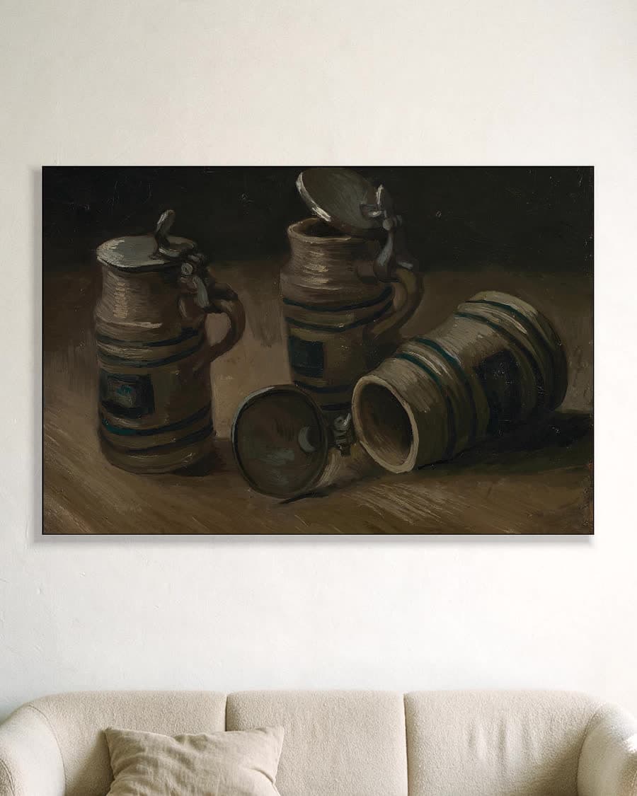 Bierpullen in een aluminium frame aan dezelfde muur
