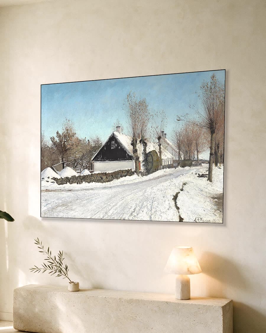 De eerste sneeuw in een aluminium frame aan dezelfde muur