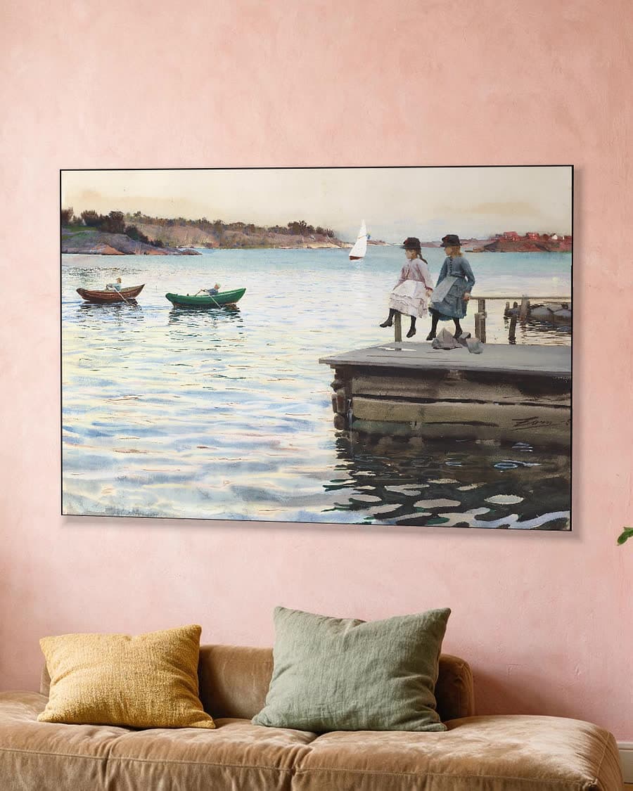 Meisjes aan de kade in een aluminium frame aan dezelfde muur
