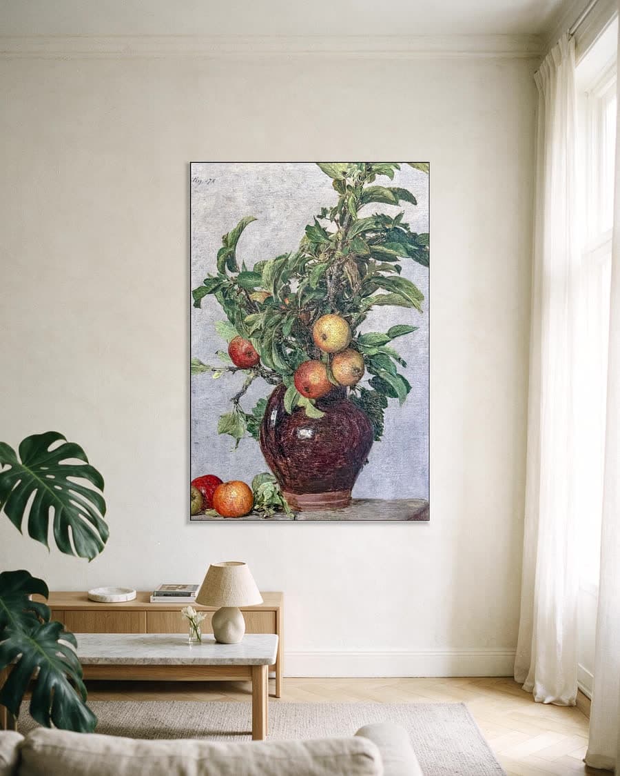 Vaas met appels en gebladerte in een aluminium frame aan dezelfde muur