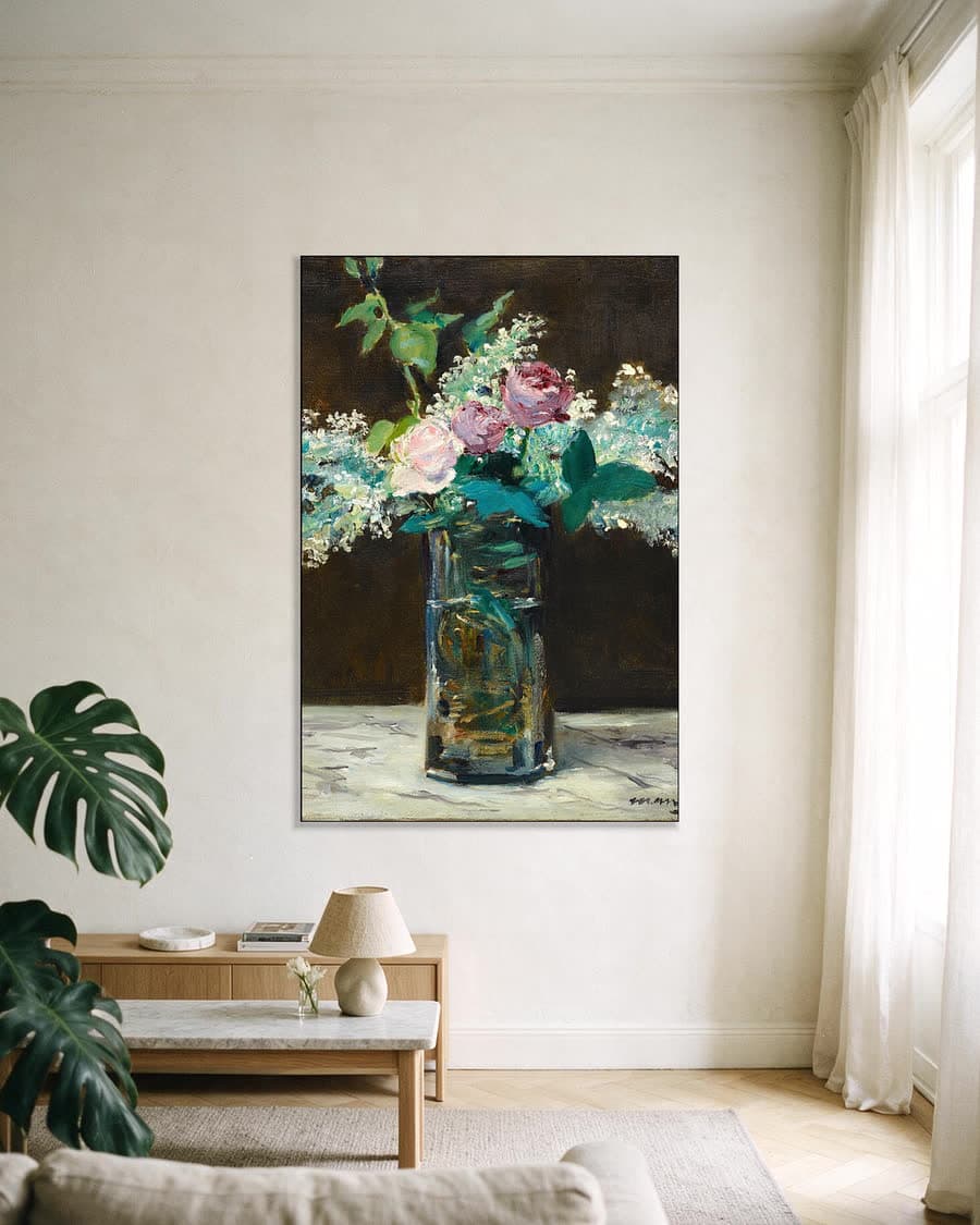 Vaas met witte seringen en rozen in een aluminium frame aan dezelfde muur