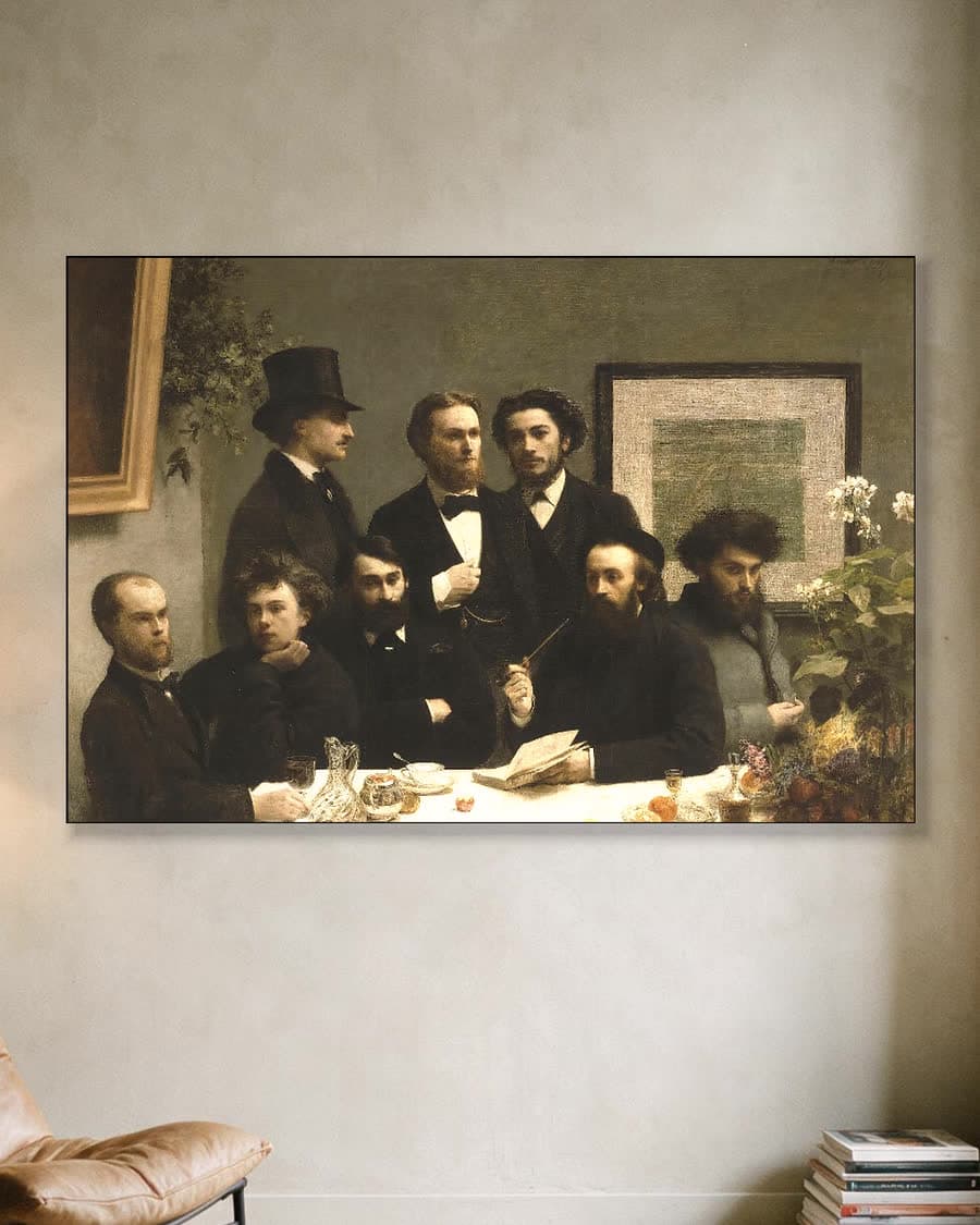 Een hoek van de tafel in een aluminium frame aan dezelfde muur