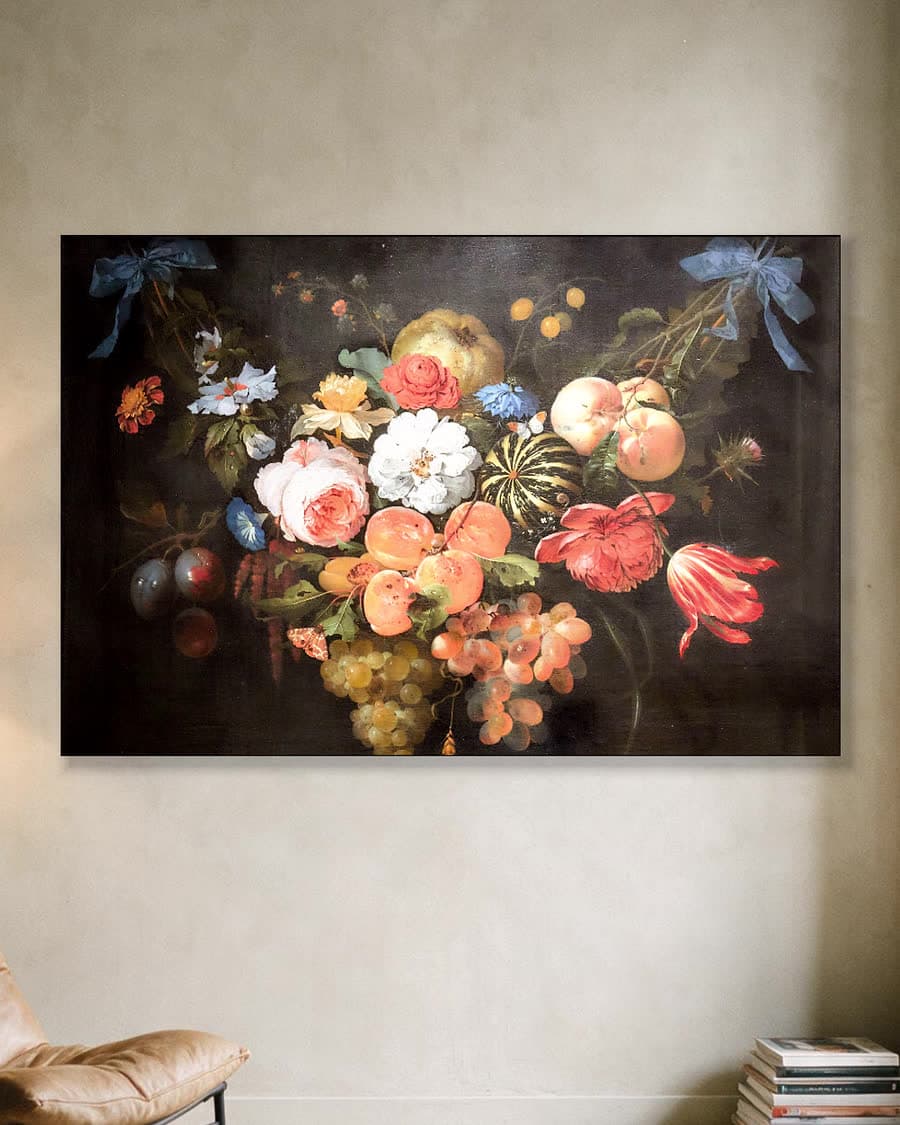Slinger van fruit en bloemen in een aluminium frame aan dezelfde muur