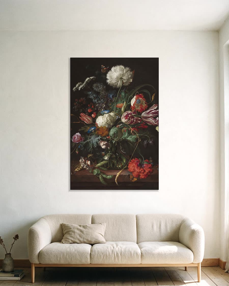 Vaas met bloemen in een aluminium frame aan dezelfde muur
