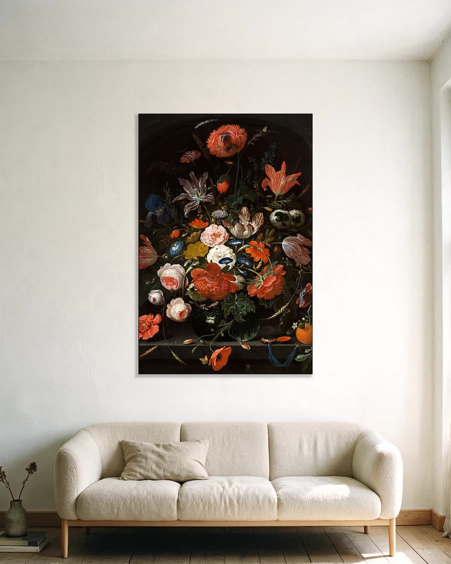 Bloemen in een glazen vaas in een aluminium frame aan dezelfde muur