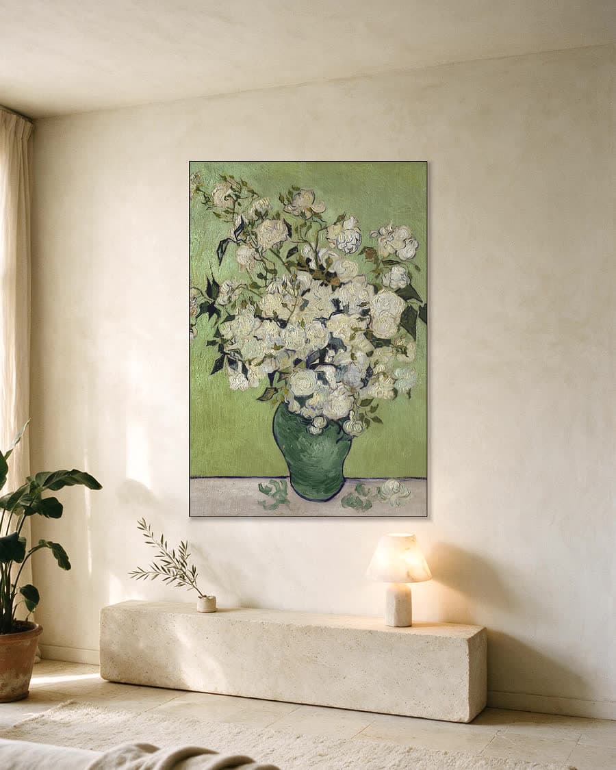 Vaas met rozen in een aluminium frame aan dezelfde muur