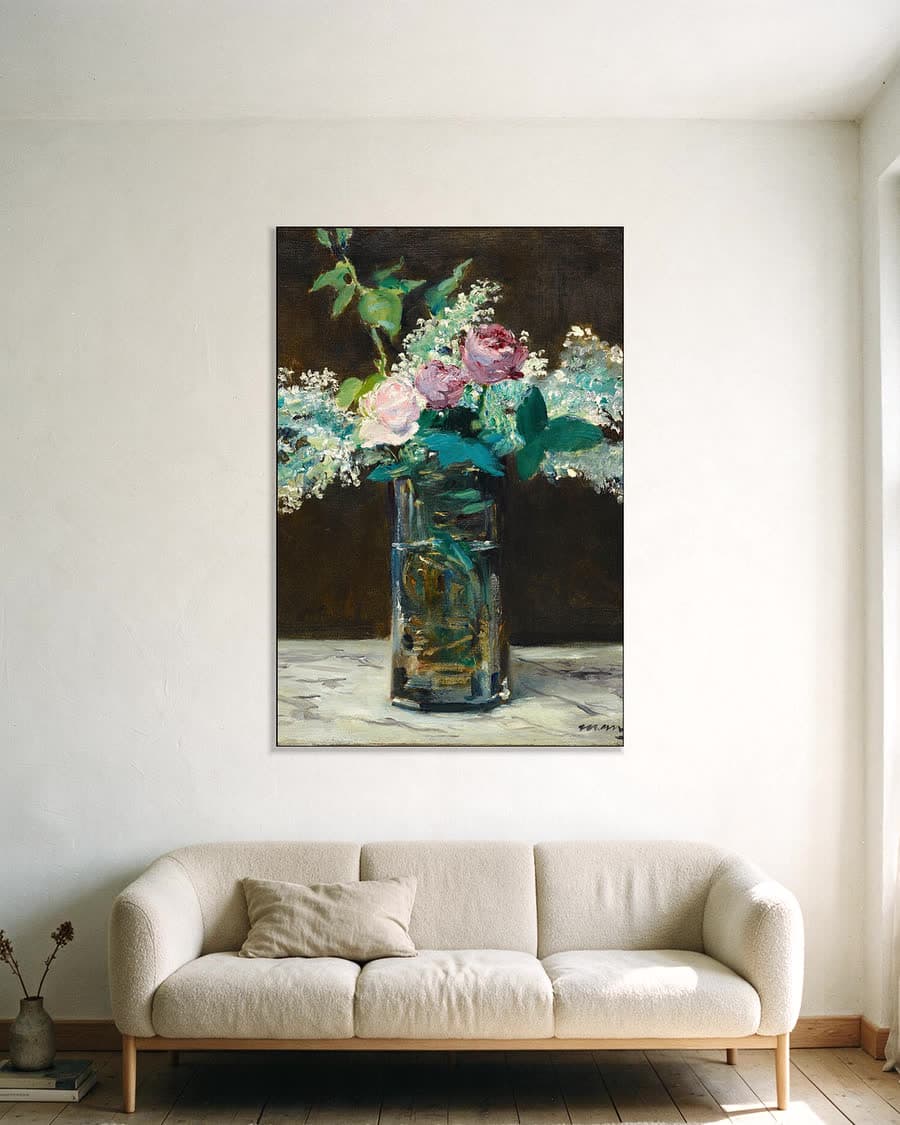 Vaas met witte seringen en rozen in een aluminium frame aan dezelfde muur