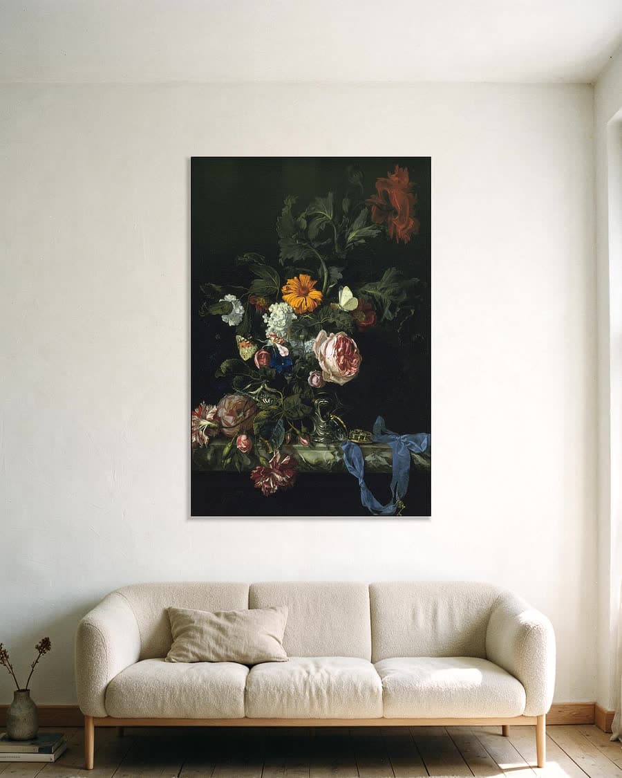 Bloemstilleven met horloge in een aluminium frame aan dezelfde muur