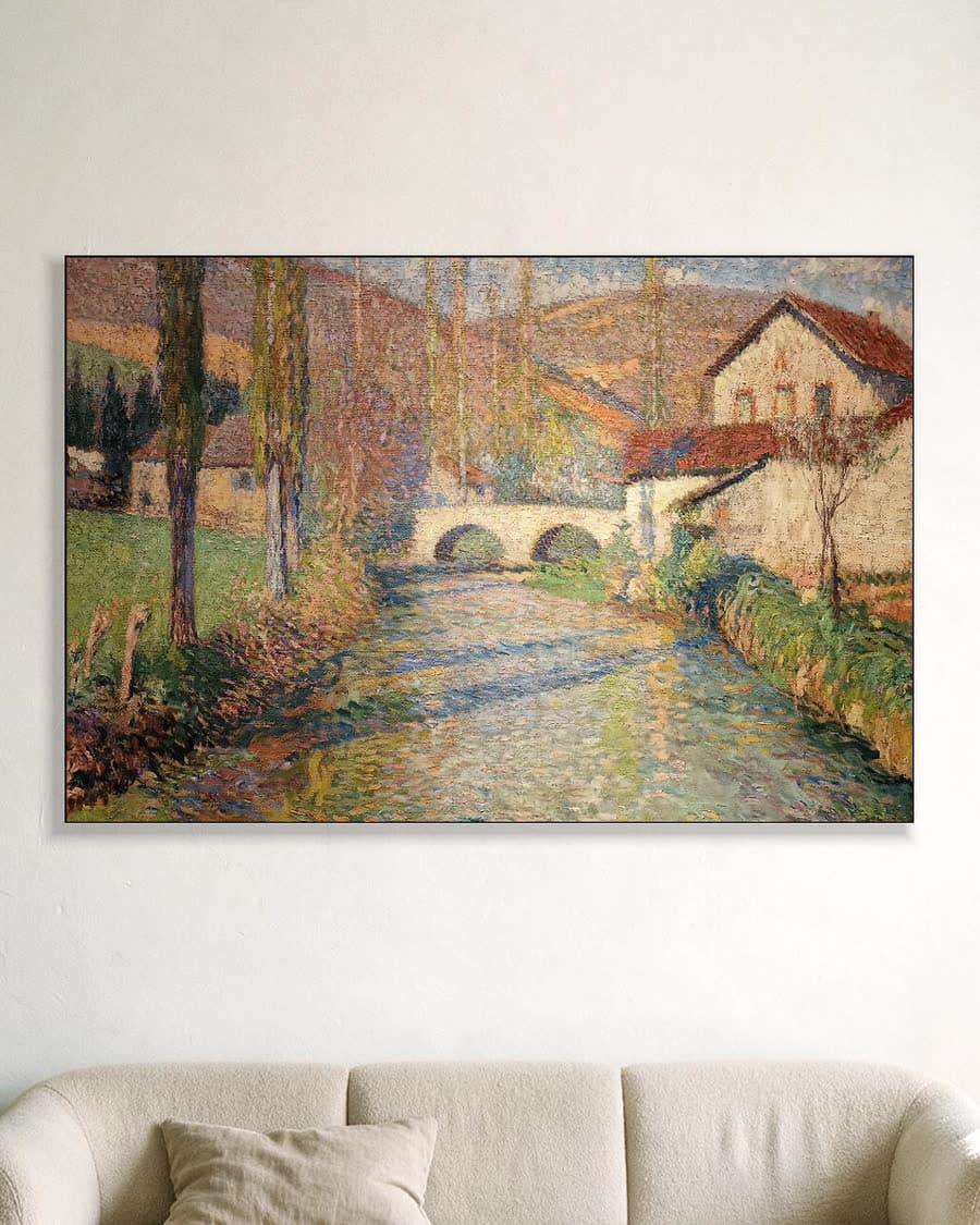 Zonnige rivier met brug in een aluminium frame aan dezelfde muur