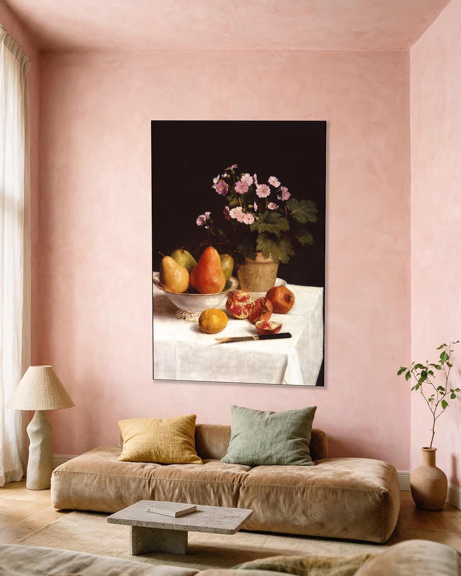 Vanitasstilleven in een aluminium frame aan dezelfde muur