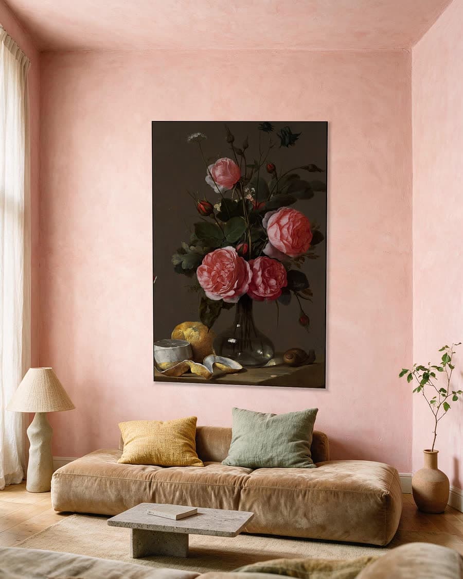 Bloemenstilleven in een glazen vaas in een aluminium frame aan dezelfde muur