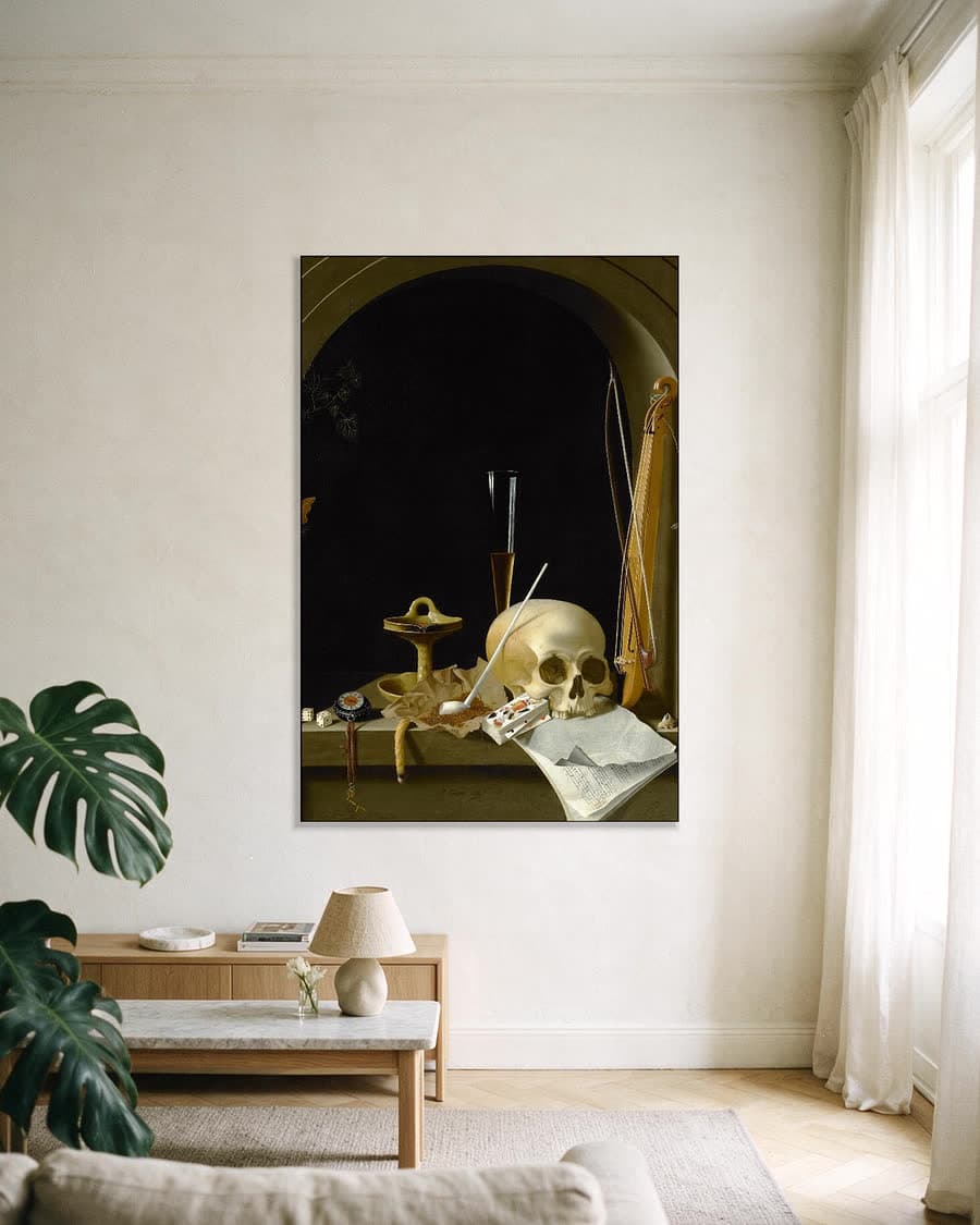 Vanitasstilleven in een nis in een aluminium frame aan dezelfde muur