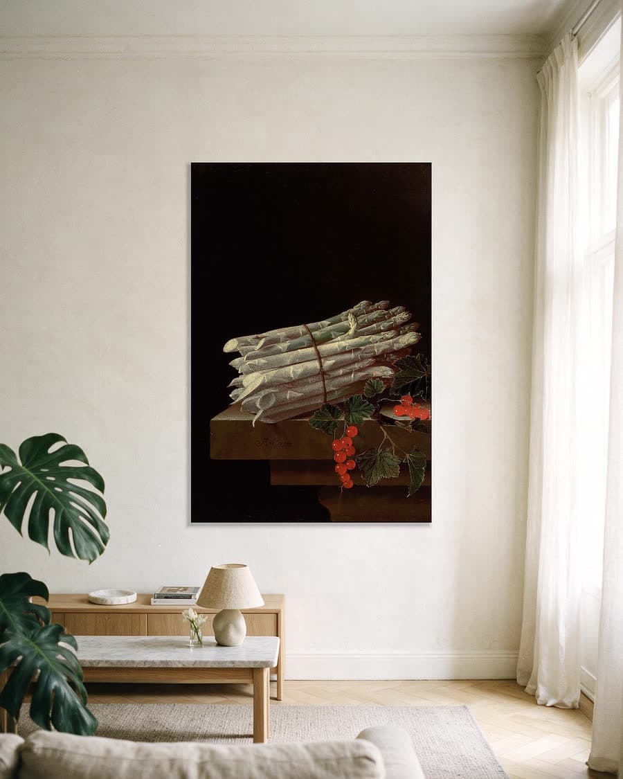 Asperges en rode aalbessen op een sokkel in een aluminium frame aan dezelfde muur