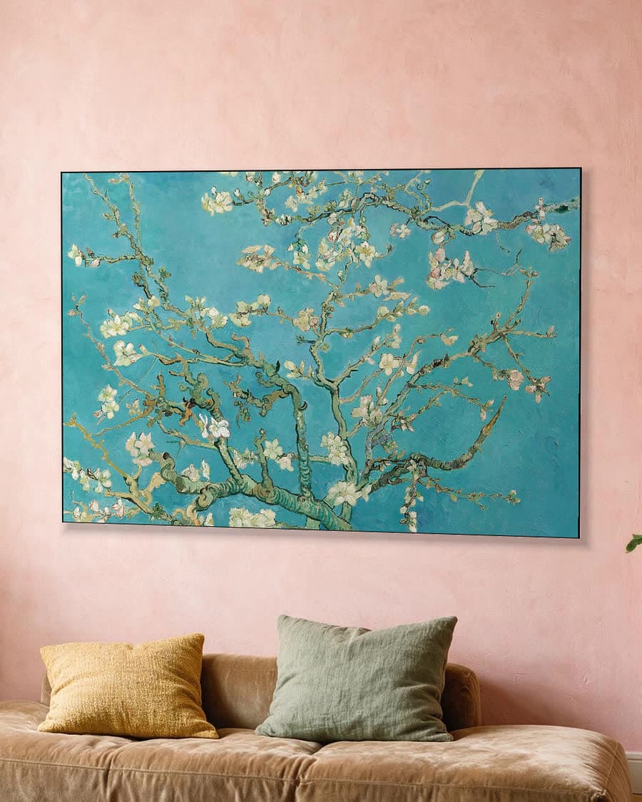 Amandelbloesem in een aluminium frame aan dezelfde muur