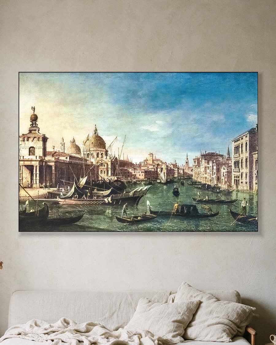 Gondels op de Venetiaanse gracht in een aluminium frame aan dezelfde muur