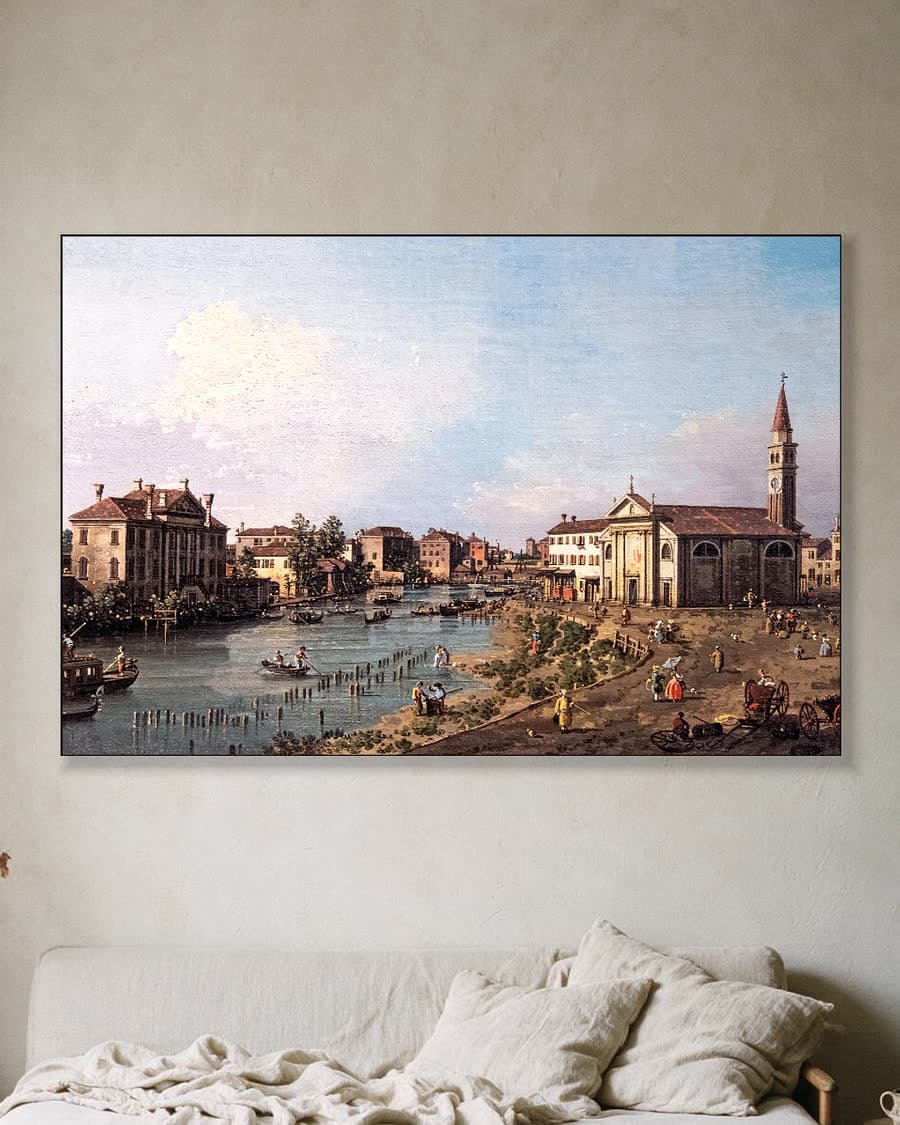 Venetiaanse gracht met levendig tafereel in een aluminium frame aan dezelfde muur