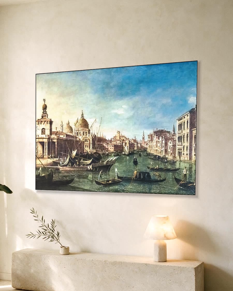 Gondels op de Venetiaanse gracht in een aluminium frame aan dezelfde muur
