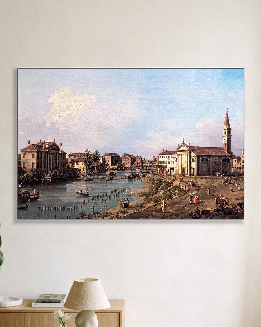 Venetiaanse gracht met levendig tafereel in een aluminium frame aan dezelfde muur