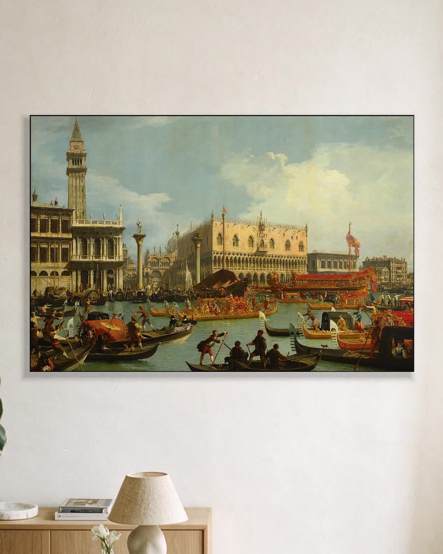 De Terugkeer van de Bucintoro bij de Molo in een aluminium frame aan dezelfde muur