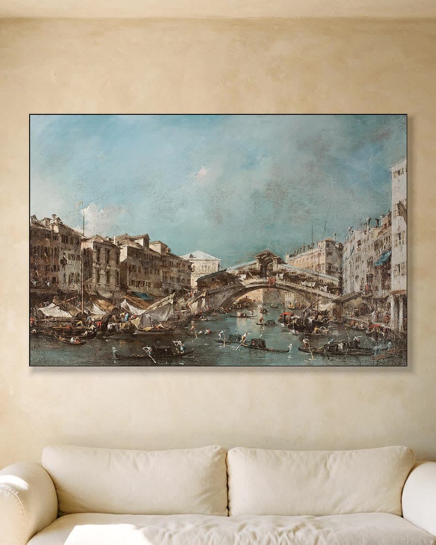 Het Canal Grande met de Rialtobrug, gezien vanuit het zuiden in een aluminium frame aan dezelfde muur