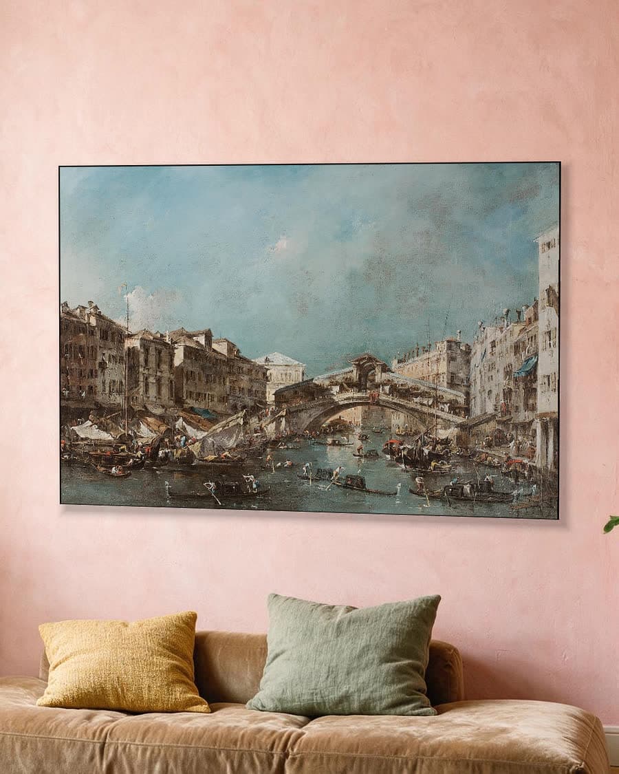 Het Canal Grande met de Rialtobrug, gezien vanuit het zuiden in een aluminium frame aan dezelfde muur