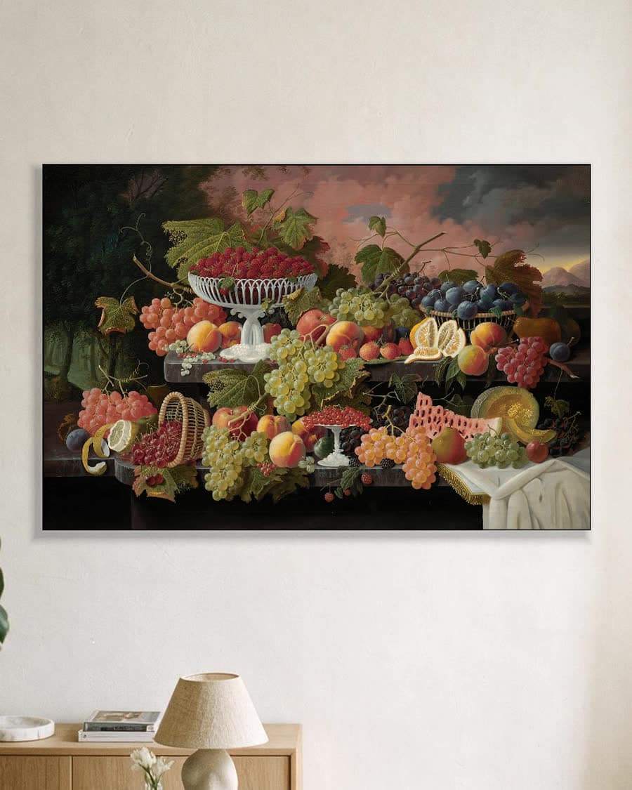Stilleven met fruit en avondrood in een aluminium frame aan dezelfde muur