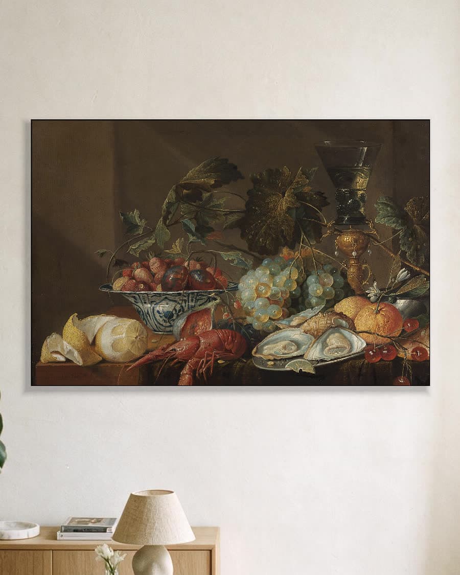 Stilleven met rivierkreeft, oesters en fruit in een aluminium frame aan dezelfde muur