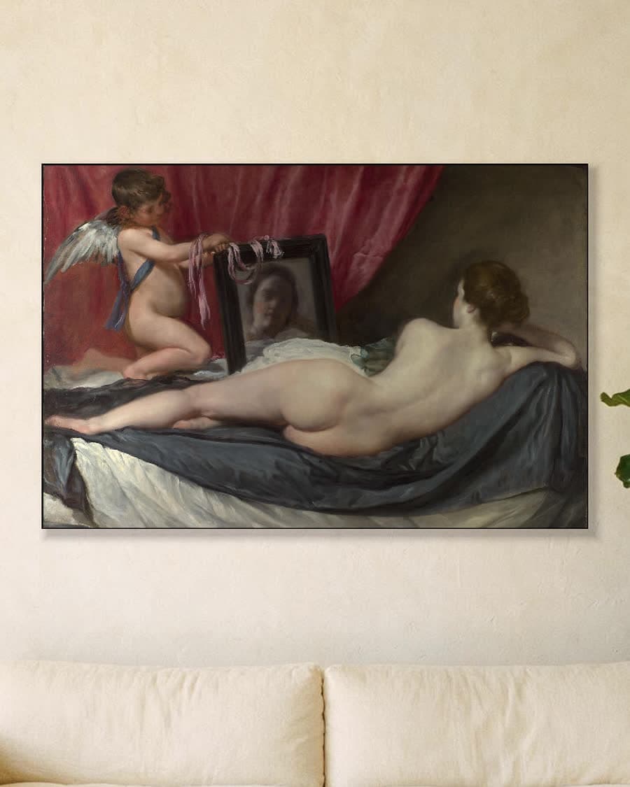 Venus voor de Spiegel in een aluminium frame aan dezelfde muur