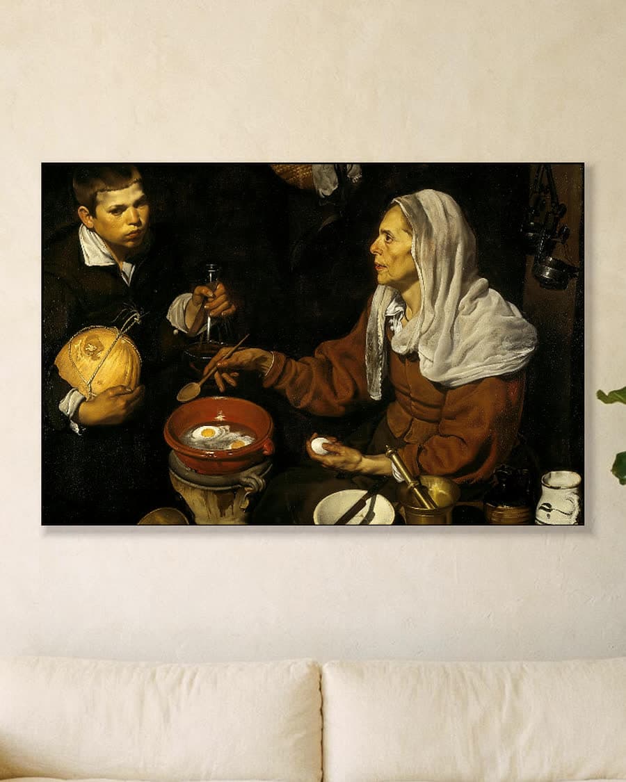 Oude Vrouw die Eieren Bakt in een aluminium frame aan dezelfde muur