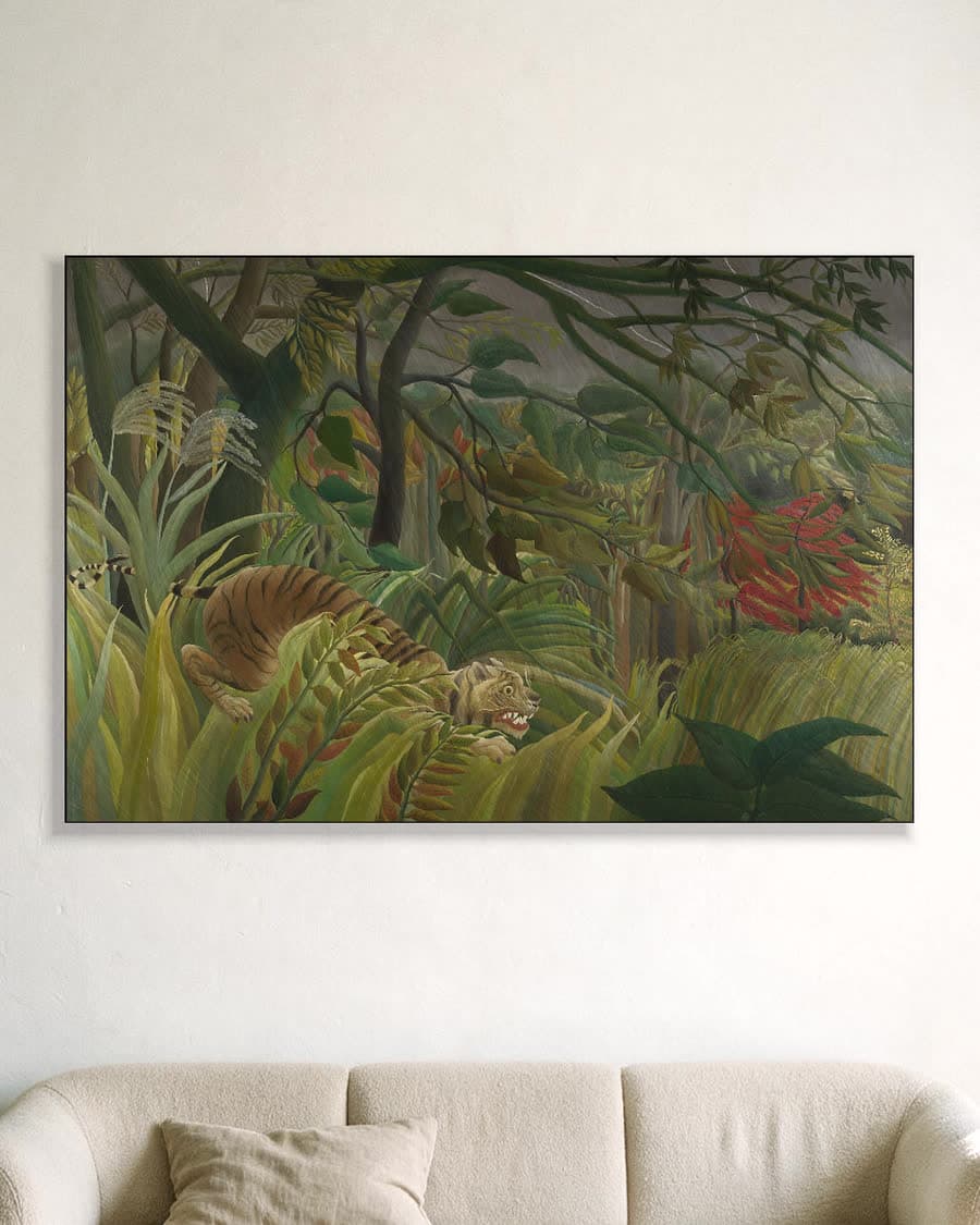 Verrast! (Tijger in een tropische storm) in een aluminium frame aan dezelfde muur