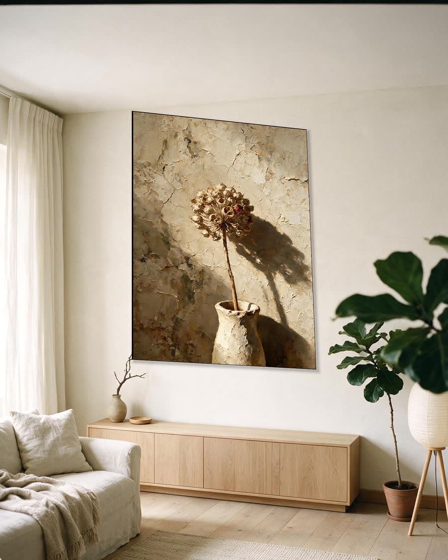 Alliumbol in een vaas in een aluminium frame aan dezelfde muur