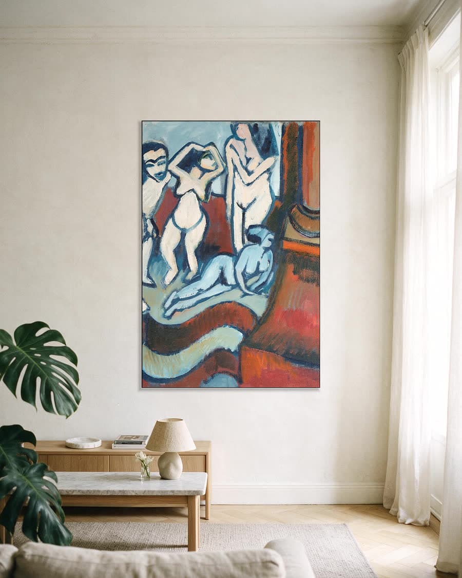Vier houten beelden in een aluminium frame aan dezelfde muur