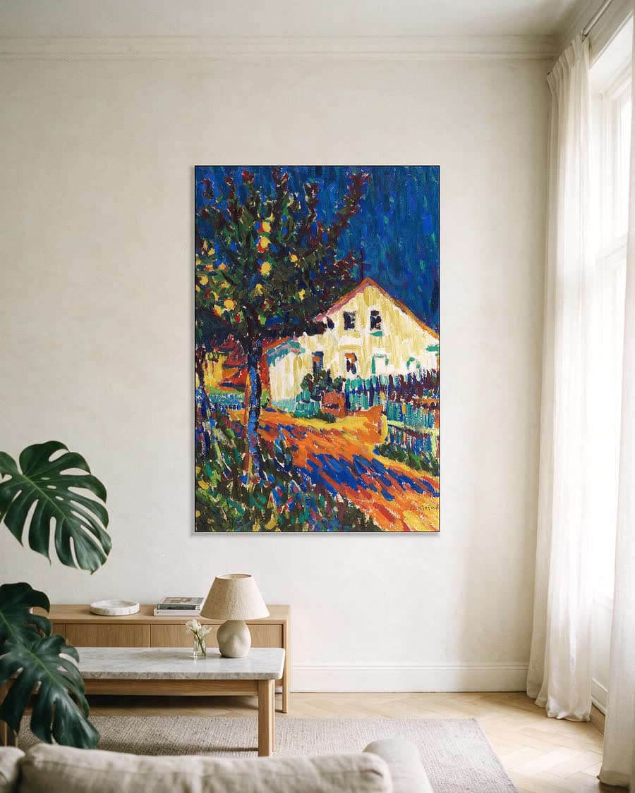 Dorpsstraat met appelbomen in een aluminium frame aan dezelfde muur
