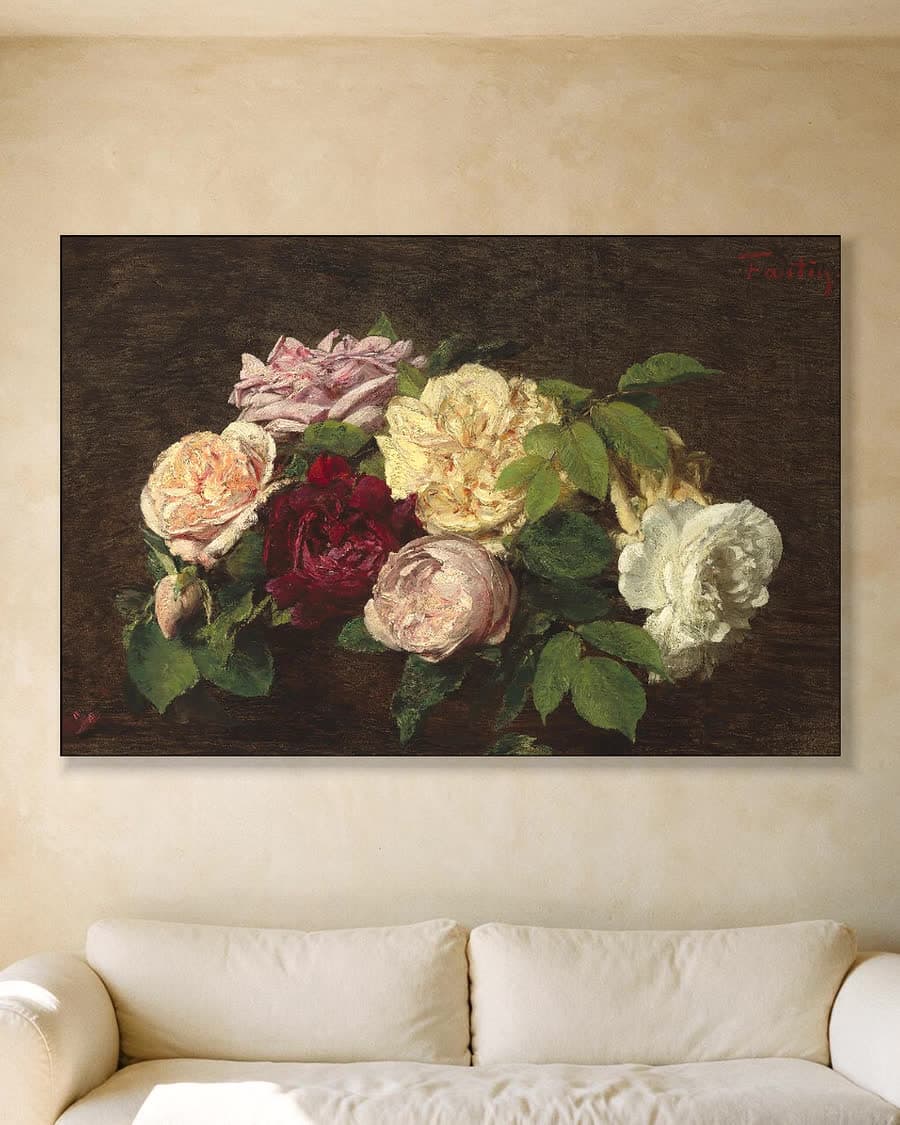 Rozen uit Nice op een tafel in een aluminium frame aan dezelfde muur