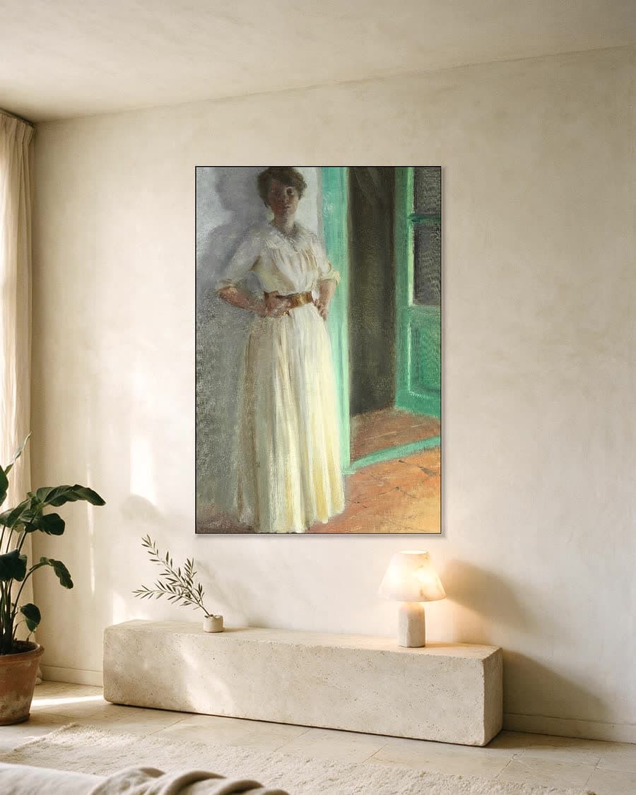Marie Krøyer bij lamplicht op het terras in een aluminium frame aan dezelfde muur