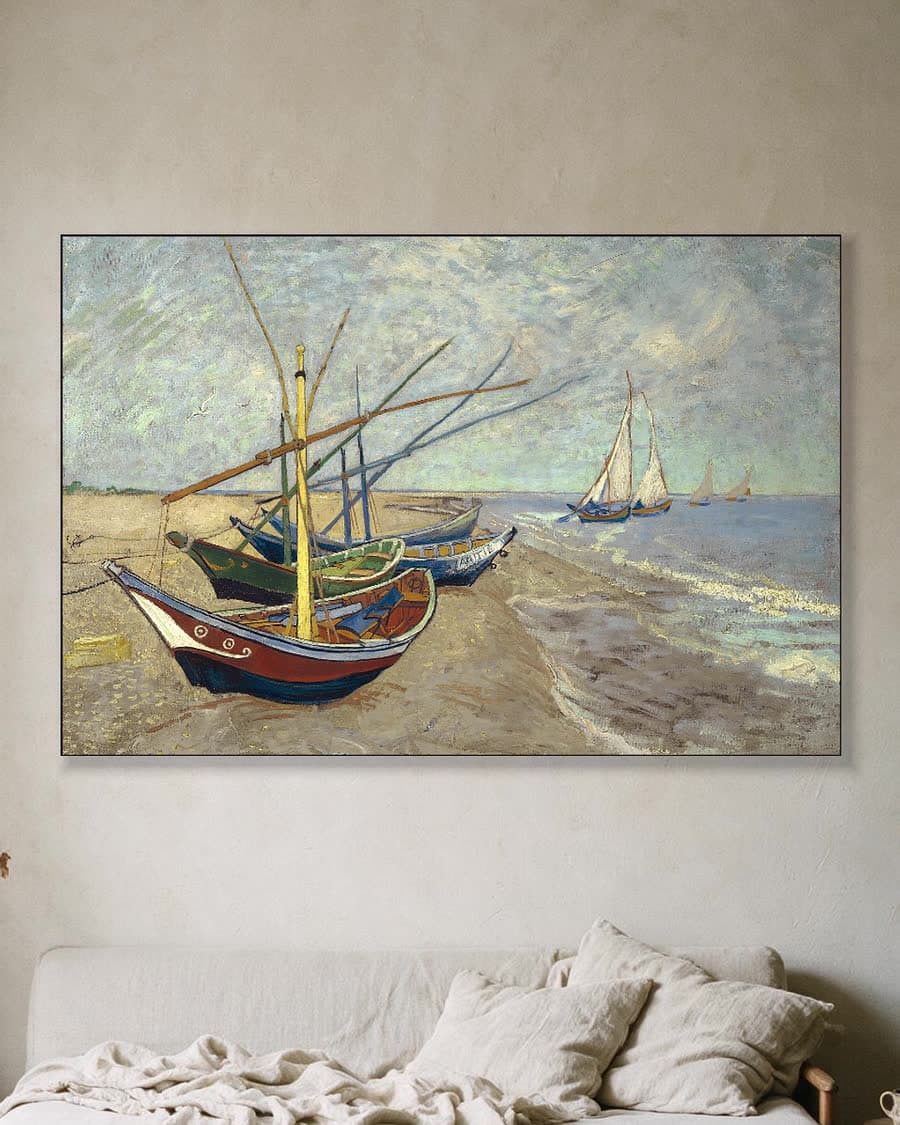Vissersboten op het strand van Les Saintes-Maries-de-la-Mer in een aluminium frame aan dezelfde muur