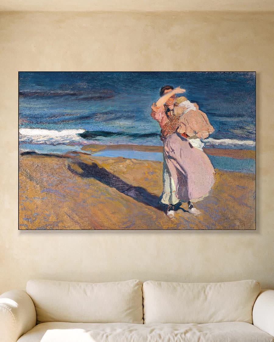 Vissersvrouw met haar kind in een aluminium frame aan dezelfde muur