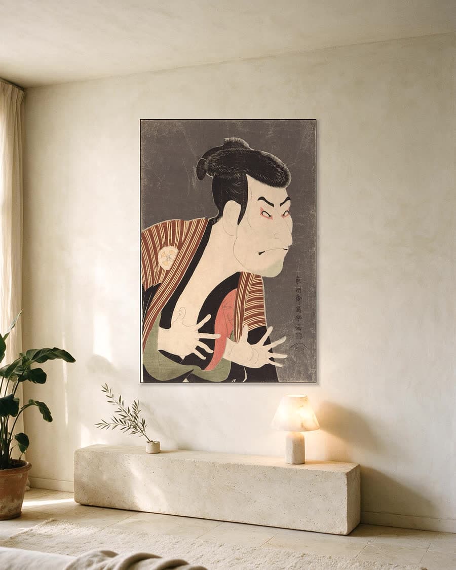 De acteur Otani Oniji III als Edobei in een aluminium frame aan dezelfde muur