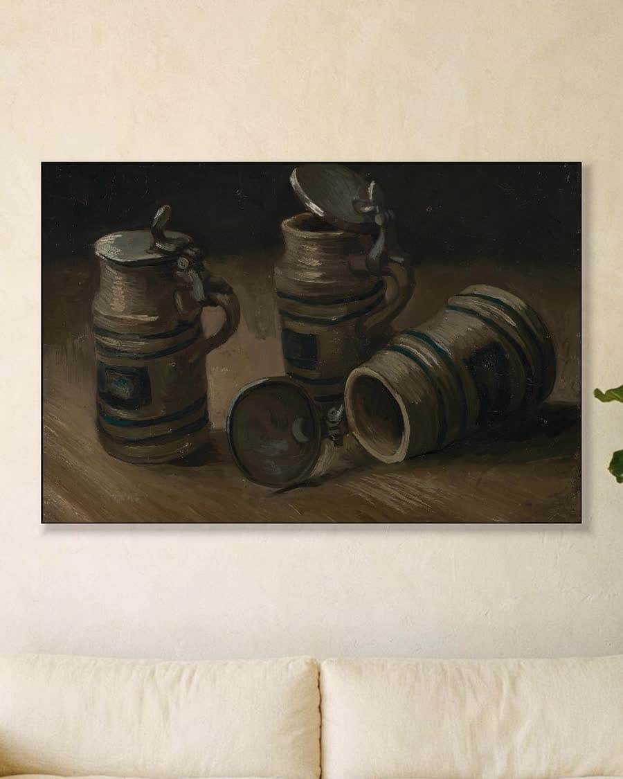 Bierpullen in een aluminium frame aan dezelfde muur