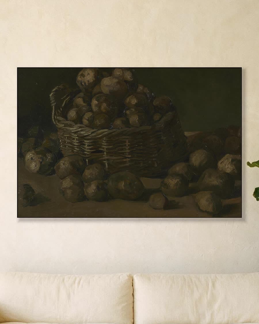 Mand met aardappels in een aluminium frame aan dezelfde muur