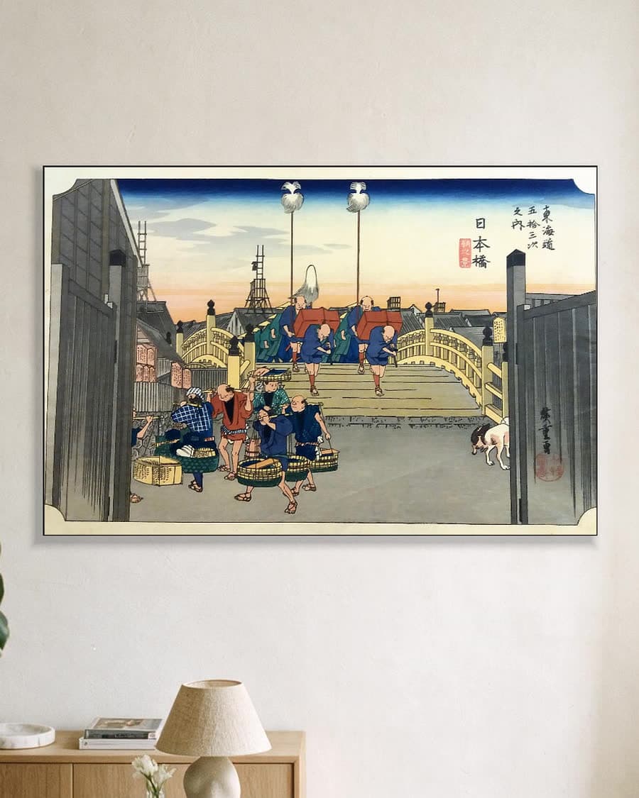 Nihonbashi (De drieënvijftig stations van de Tōkaidō) in een aluminium frame aan dezelfde muur