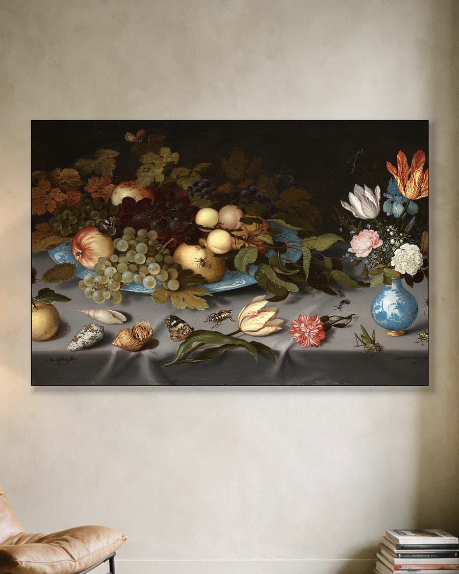 Stilleven met vruchten en bloemen in een aluminium frame aan dezelfde muur